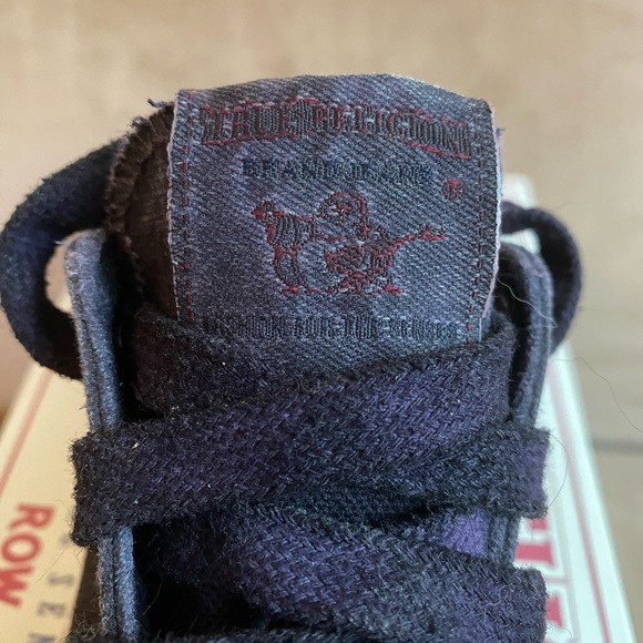 True Religion kid’s sneakers NEW 59$ USD says size 6 but fits like 5 - Picture 3 of 8